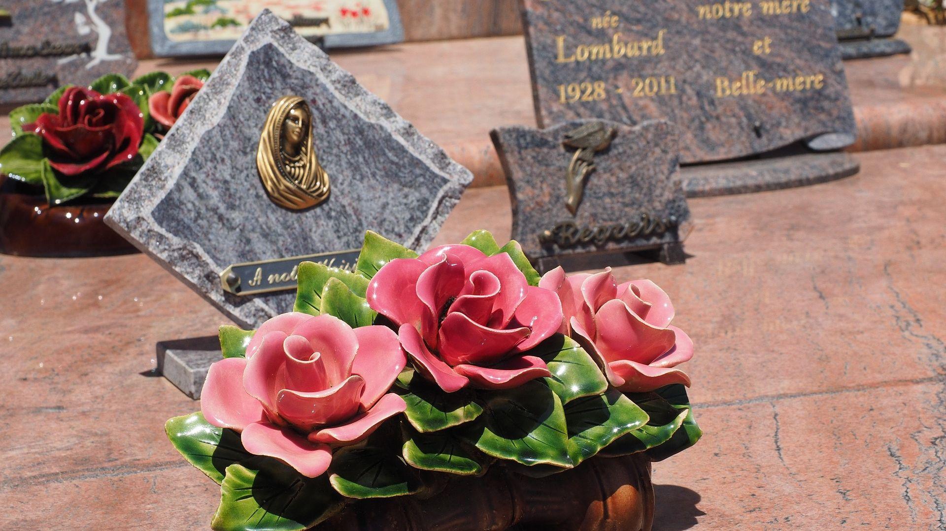 Pierre tombale commémorative, plaque funéraire avec lumière solaire,  mémorial de cimetière ou de jardin, personnalisé, résistant aux intempéries  et à la décoloration. -  France
